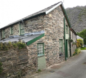 Ty Hen - Quirky Grade II Listed Cottage
